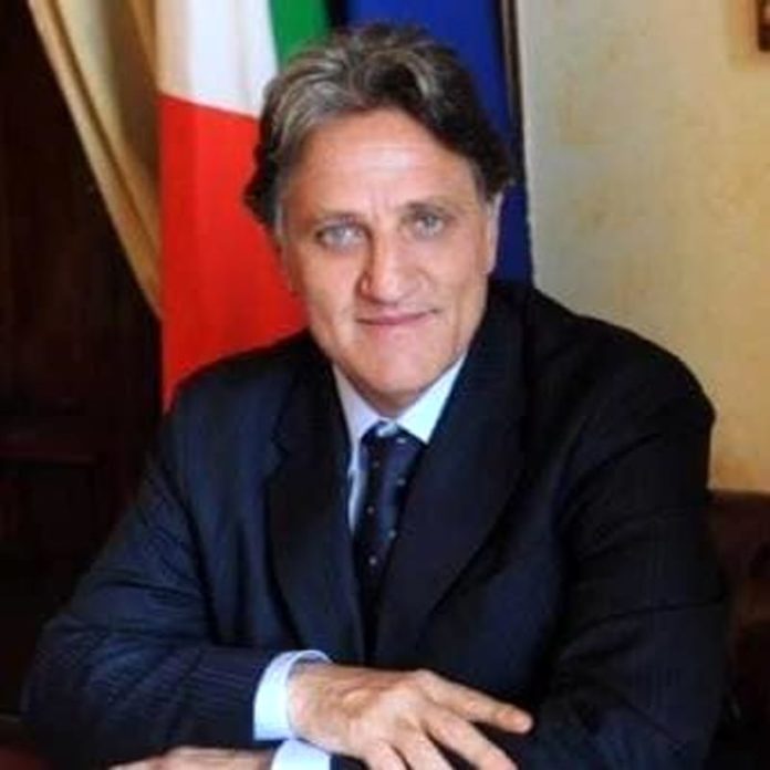 Gianfranco Conte con bandiera