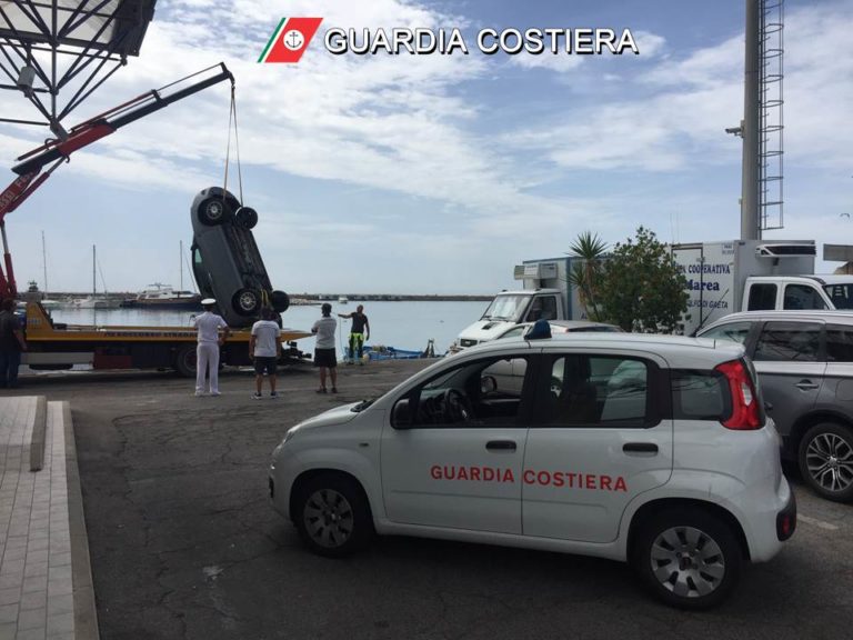 Guardia Costiera Formia: auto finisce in mare al porto
