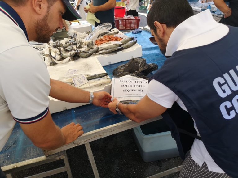 PRODOTTI ITTICI PROPOSTI AI BAGNANTI, SEQUESTRATI DALLA GUARDIA COSTIERA
