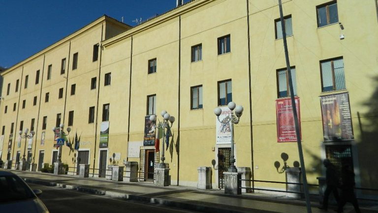 Si incatenano al Comune due ex dipendenti della Cofely