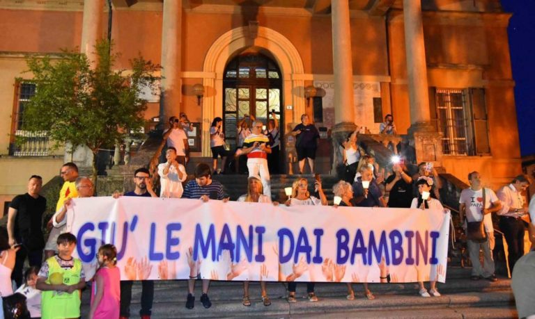 NON TOCCHIAMO I BAMBINI