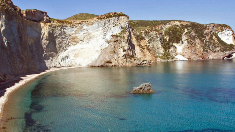Rischio idrogeologico a Ponza, approvati i lavori per Cala Feola e Cala Felci