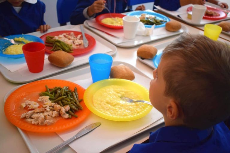 Cosa mangiano i bambini nelle mense delle scuole del Golfo