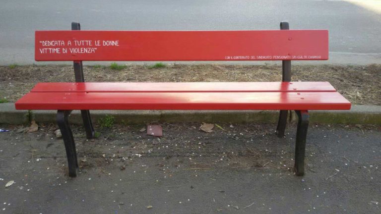 Formia inaugura la “Panchina Rossa” contro la violenza di genere