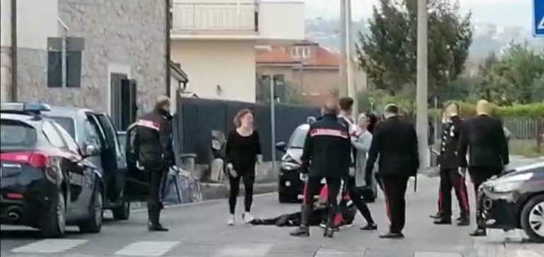 Minturno, due giovani aggrediscono Carabinieri