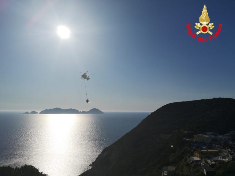 Incendio a Ponza in località Cala Feola