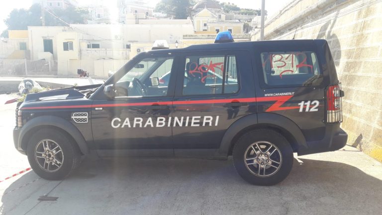 PONZA – DENUNCIATI TRE GIOVANI CHE AVEVANO IMBRATTATO DI VERNICE UN MEZZO MILITARE