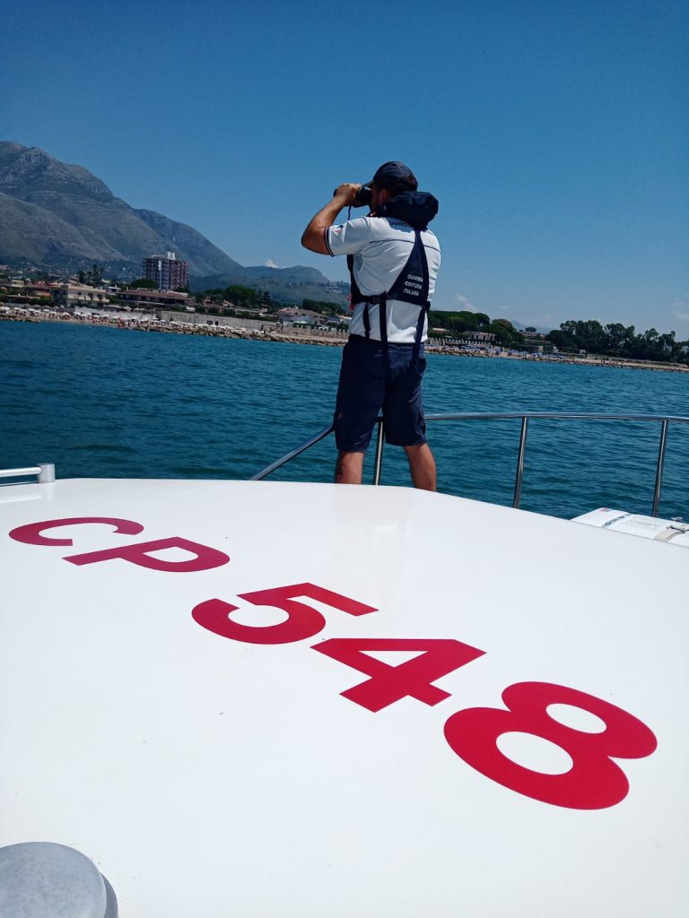 GAETA: NATANTE A MOTORE CON DIPORTISTA SCONSIDERATO TRA I BAGNANTI, SANZIONATO DALLA GUARDIA COSTIERA