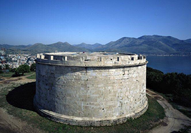 GAETA: ASCANIO CELESTINI CON RADIO CLANDESTINA 6 AGOSTO AL MAUSOLEO LUCIO MUNAZIO PLANCO