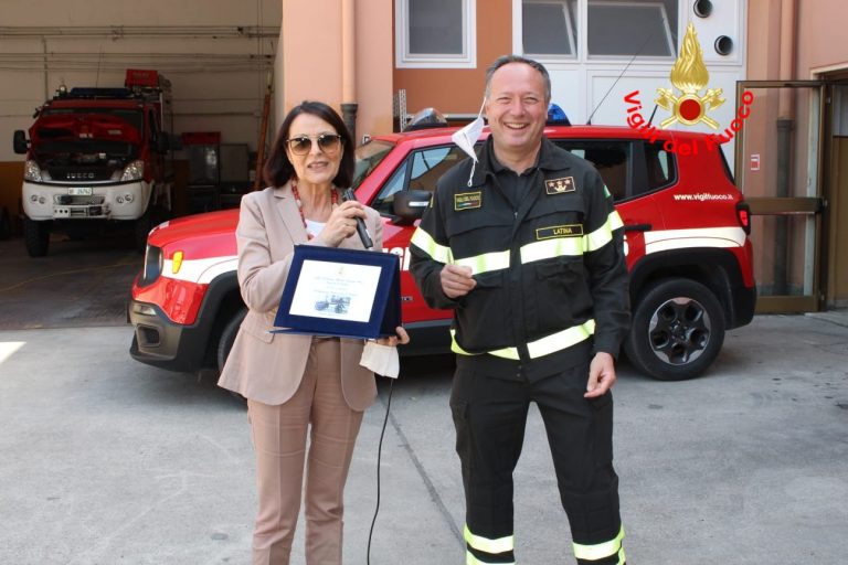 I VIGILI DEL FUOCO SALUTANO IL PREFETTO MARIA ROSA TRIO CHE SI E’ FATTA APPREZZARE A LATINA