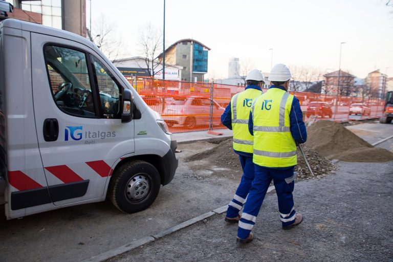 INTERVENGONO POLIZIA – VIGILI DEL FUOCO – ITALGAS: ANZIANO PER BRUCIARE LE STERPAGLIE DEL SUO TERRENO COINVOLGE PERICOLOSAMENTE I FABBRICATI LIMITROFI