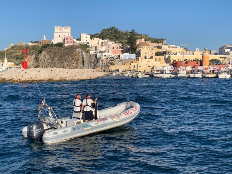 PONZA E VENTOTENE: LA GUARDIA COSTIERA IMPEGNATA A TUTTO CAMPO CON L’OPERAZIONE MARE SICURO 2020