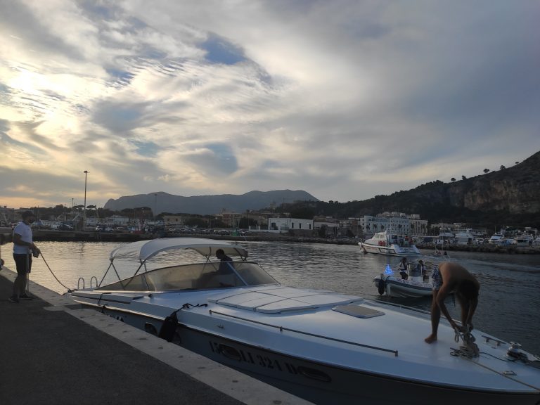GUARDIA COSTIERA SOCCORRE IMBARCAZIONE DI 12 METRI IN NAVIGAZIONE DA ISCHIA A NETTUNO, IN AVARIA A 20 MIGLIA DALLE NOSTRE COSTE