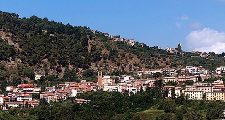 A Santi Cosma e Damiano il comico Pierino Tiramisù con la commedia “Si ride, racconto la vita con gli occhi del comico”