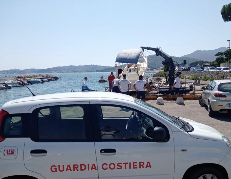 GUARDIA COSTIERA RECUPERA A CAPOSELE MOTOPESCA AFFONDATO PER IL MALTEMPO
