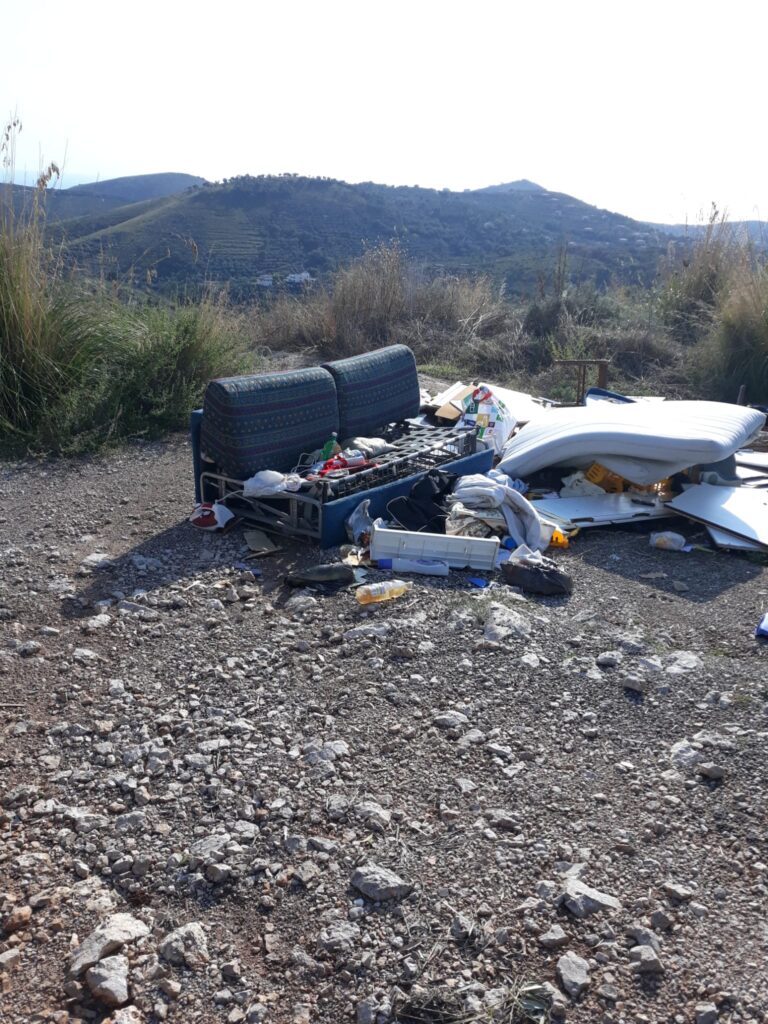 DA GAETA AD ITRI PER ABBANDONARE RIFIUTI INGOMBRANTI