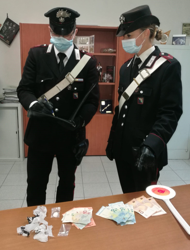 SCAURI: ARRESTATO POICHE’ SORPRESO DAI CARABINIERI A CEDERE COCAINA A UN GAETANO