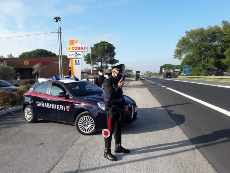 Carabinieri fermano auto e accertano che il conducente 24enne è in possesso di patente falsa