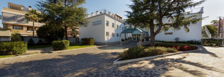 POLIZIOTTI SVENTANO TENTATIVI DI FURTO IN APPARTAMENTI E ORA ESAMINANO GLI ARNESI