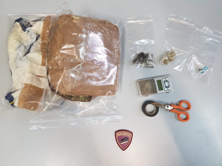 GIOVANE INCENSURATO ARRESTATO DALLA POLIZIA PER DETENZIONE E SPACCIO DI DROGA