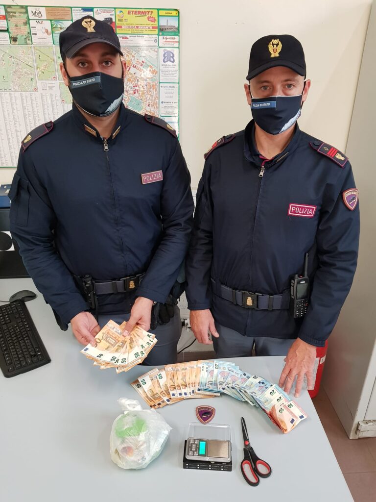POLIZIA STRINGE IN UNA MORSA QUARTIERE NOTO PER SPACCIO DI STUPEFACENTI E ARRESTA VENTENNE