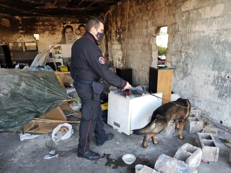 NIGERIANO SORPRESO DAI CARABINIERI NELLO STABILIMENTO EX SVAR CON COCAINA E MARIJUANA