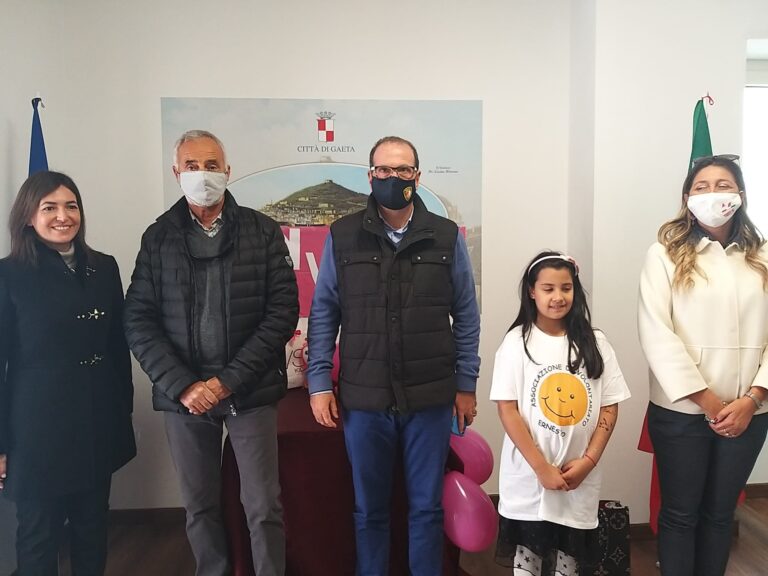 GAETA DA IL BENVENUTO ALLA PICCOLA ROSA BLAkA ADOTTATA DA UNA FAMIGLIA GAETANA