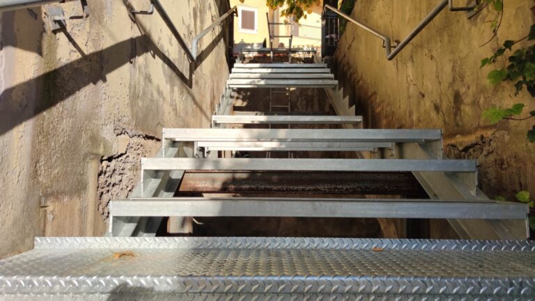 FORMIA – CONTINUANO I LAVORI DI RIQUALIFICAZIONE E MESSA A NORMA DELLA SCALA DI MARANOLA