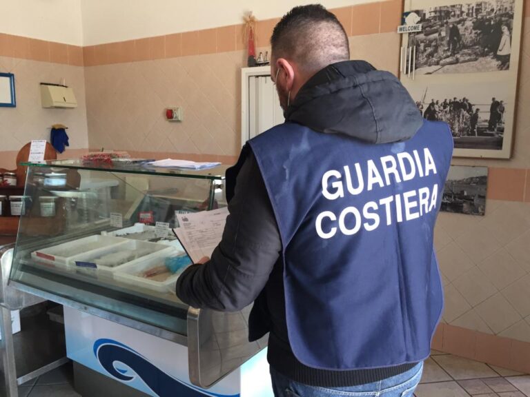 GUARDIA COSTIERA DENUNZIA COMANDANTE PESCHERECCIO PONZESE ALLA PROCURA DELLA REPUBBLICA