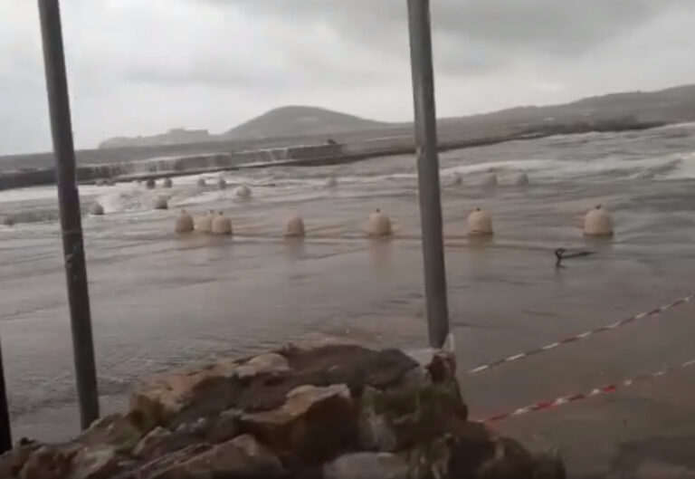 FORMIA/VIDEO – IL MARE INVADE IL PARCHEGGIO DEL PORTICCIOLO CAPOSELE