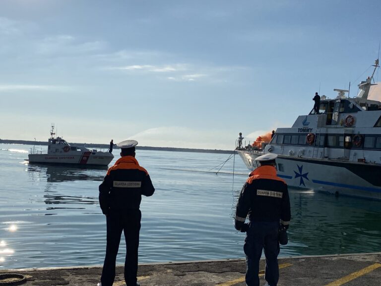 PORTO DI FORMIA: FIAMME A BORDO ALISCAFO TOMMY, MA E’ UN’ESERCITAZIONE ANTINCENDIO
