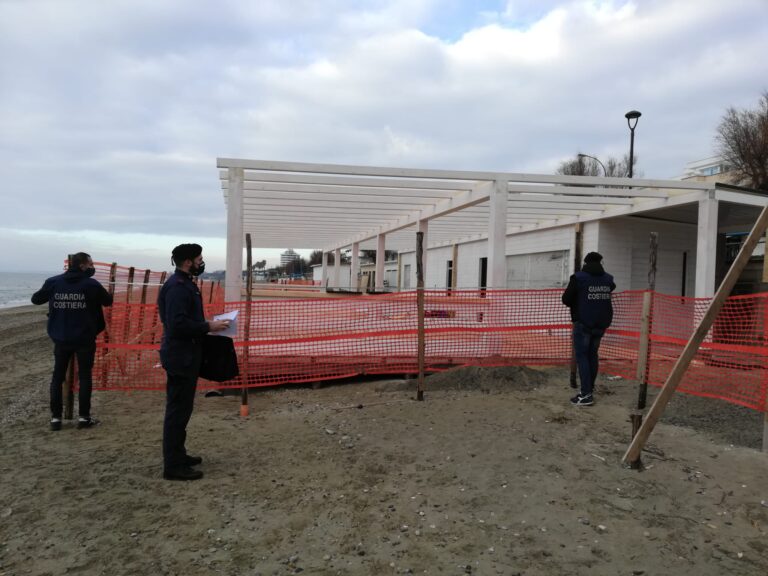 GUARDIA COSTIERA INTERVIENE PER BLOCCARE COSTRUZIONE NUOVO STABILIMENTO BALNEARE