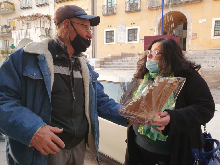 MARANOLA: IL SINDACO INAUGURA LA SCALA CHE VA DA PIAZZA RICCA ALLE POSTE E ALLA SCUOLA