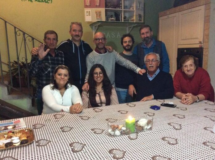 secondo seduto da destra