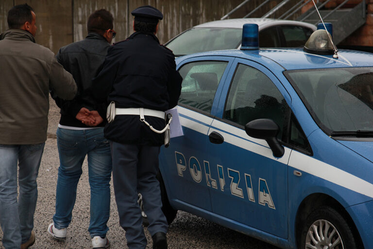 Polizia: Peruviana arrestata per furto in appartamento, era con connazionale clandestino