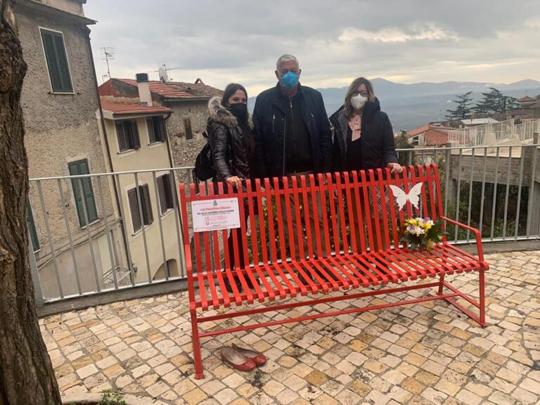 LA PANCHINA ROSSA A SANTI COSMA E DAMIANO