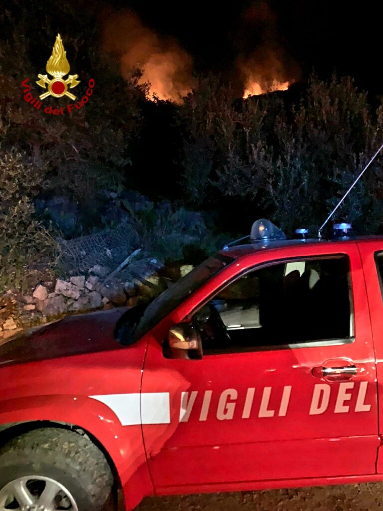 Incendio a Sperlonga, minacciate alcune strutture