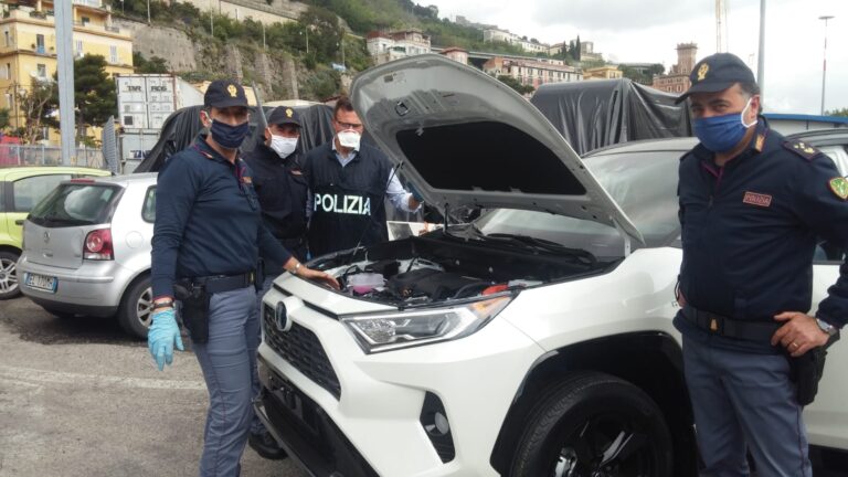 Polizia arresta otto persone per traffico di auto rubate, perquisizioni rivelano anche altri reati