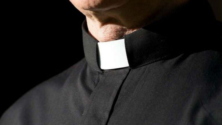 Perseguitava un sacerdote. Arrestato per estorsione