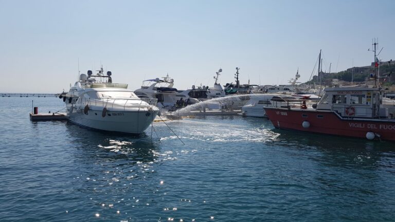 Gaeta: Esercitazione Guardia Costiera presso Base Nautica Flavio Gioia, barca in fiamme nel porto