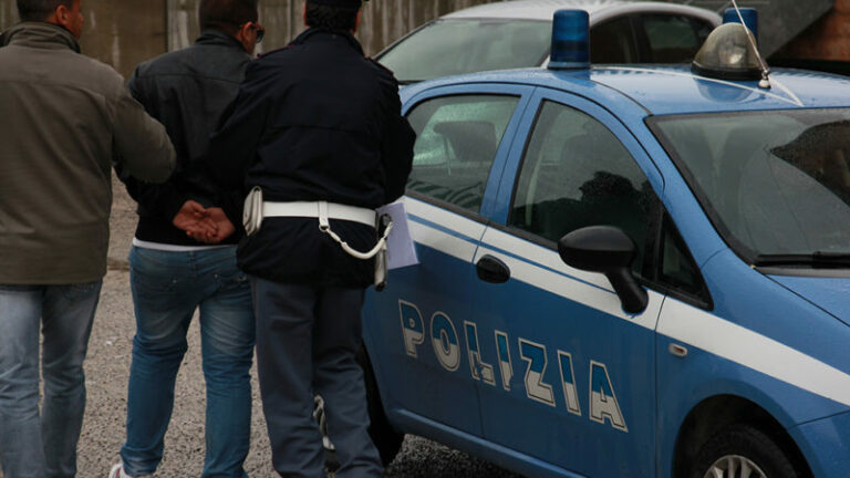 Polizia: 70enne perseguita di giorno e di notte la sua ex compagna, scatta il divieto avvicinamento