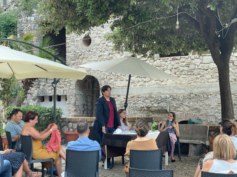 Minturno: il candidato sindaco FdI Pino D’Amici visita e analizza il centro storico traettese