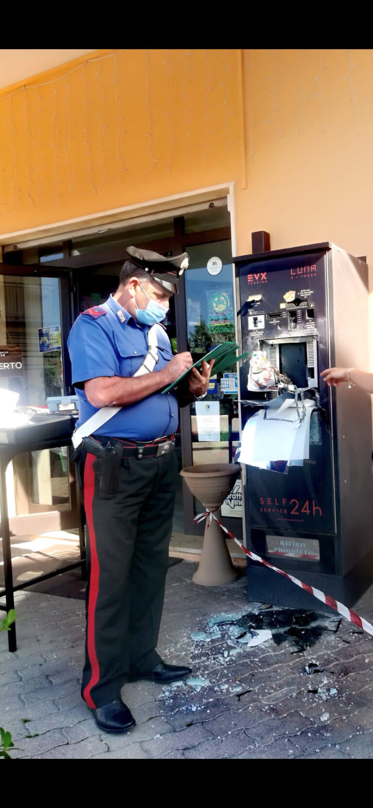 Scauri: Carabinieri deferiscono ventenne per tentato furto a danno di distributore automatico