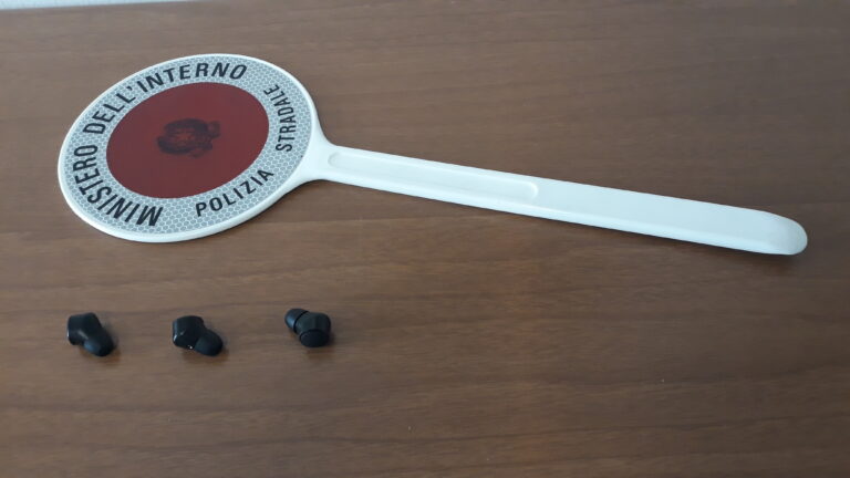 Tre stranieri sorpresi alla Motorizzazione mentre sostenevano gli esami aiutati con auricolari