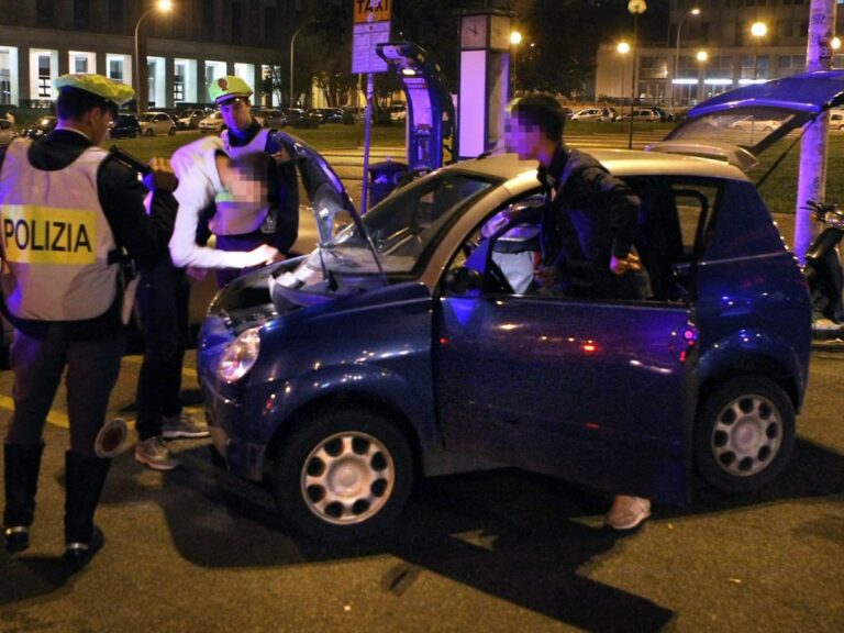 Polizia durante la movida lotta alle minicar per disturbo alla quiete pubblica e non solo