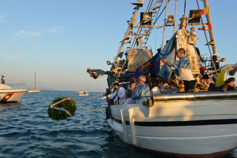 Guardia Costiera: un successo il coordinamento della processione a mare Madonna di Porto Salvo