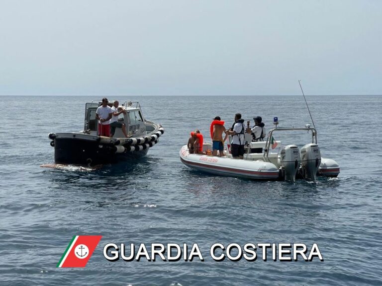 Spiaggia delle Bambole tra Sperlonga e Gaeta, Guardia Costiera soccorre natante in difficoltà