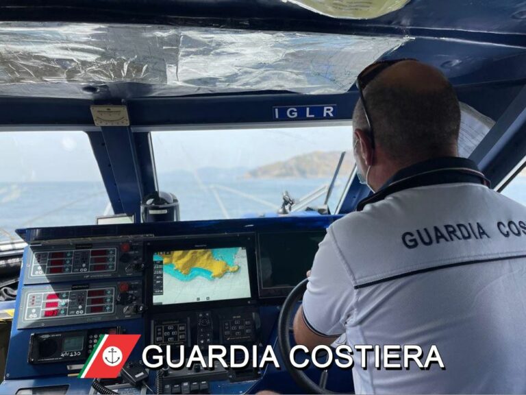 Sperlonga: Guardia Costiera soccorre dinanzi al Lido Il Pirata sei diportisti di Cassino in difficoltà