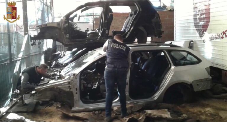 Polizia Stradale: identificata in un capannone auto rubata a Roma e già smontata, locali sequestrati