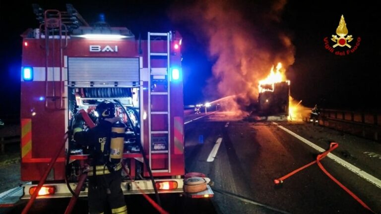 Secondo incendio di auto parcheggiate, Polizia indaga per collegamenti con quello precedente